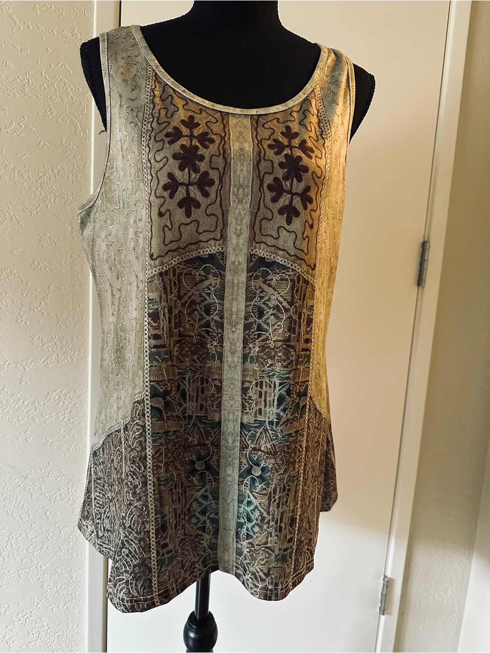 Sleeveless Embroidered Patterned Tunic Top - Size 1XL- Olive & Brown NWOT